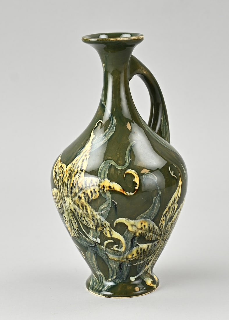 Rozenburg pitcher, H 21.5 cm.: Antique Rozenburg The Hague polychrome earthenware Art Nouveau jug with floral decoration. No. 517. Painter: M. Circa 1900. Dimensions: H 21.5 cm. In good condition.