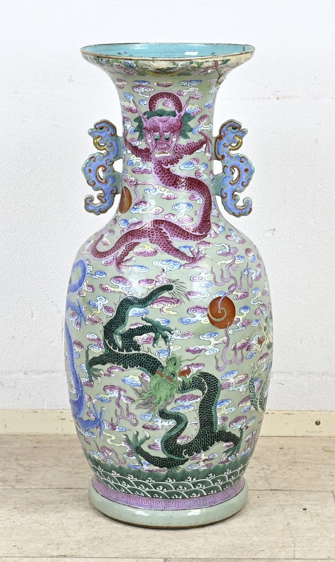 Major Chinese dragon vase, H 85.5 cm.: Magnificent 18th-19th century Chinese porcelain Rose Family dragon vase with floral and cloud decoration. Dimensions: H 85.5 cm. Vase has been glued. In fair condition.