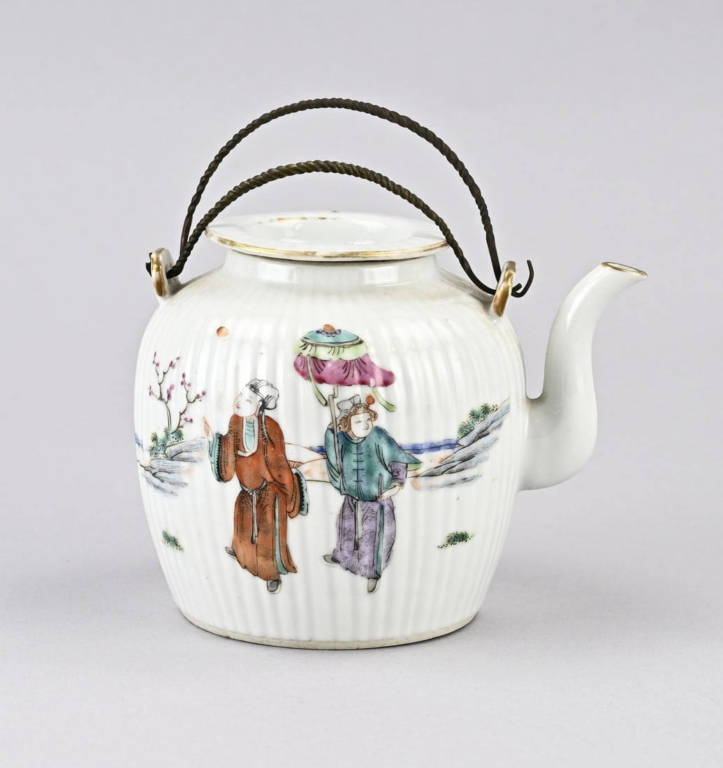 Chinese teapot Ø 10.5 cm.: Antique Chinese porcelain Rose Family teapot with figures and gold decoration all around. 19th century. Dimensions: 12 x 14 x Ø 10.5 cm. In good condition.