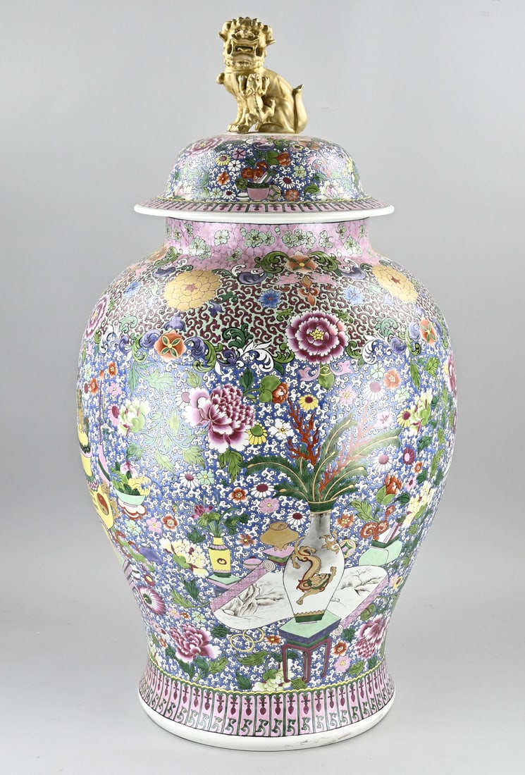 Big Family Rose lidded vase, H 90 cm.: Large 19th-century Chinese porcelain Rose Family lidded vase with floral/flowerpot decoration + gilded foo dog. Dimensions: H 90 cm. Lid restored + hairline crack on the upper rim of the vase. In reas