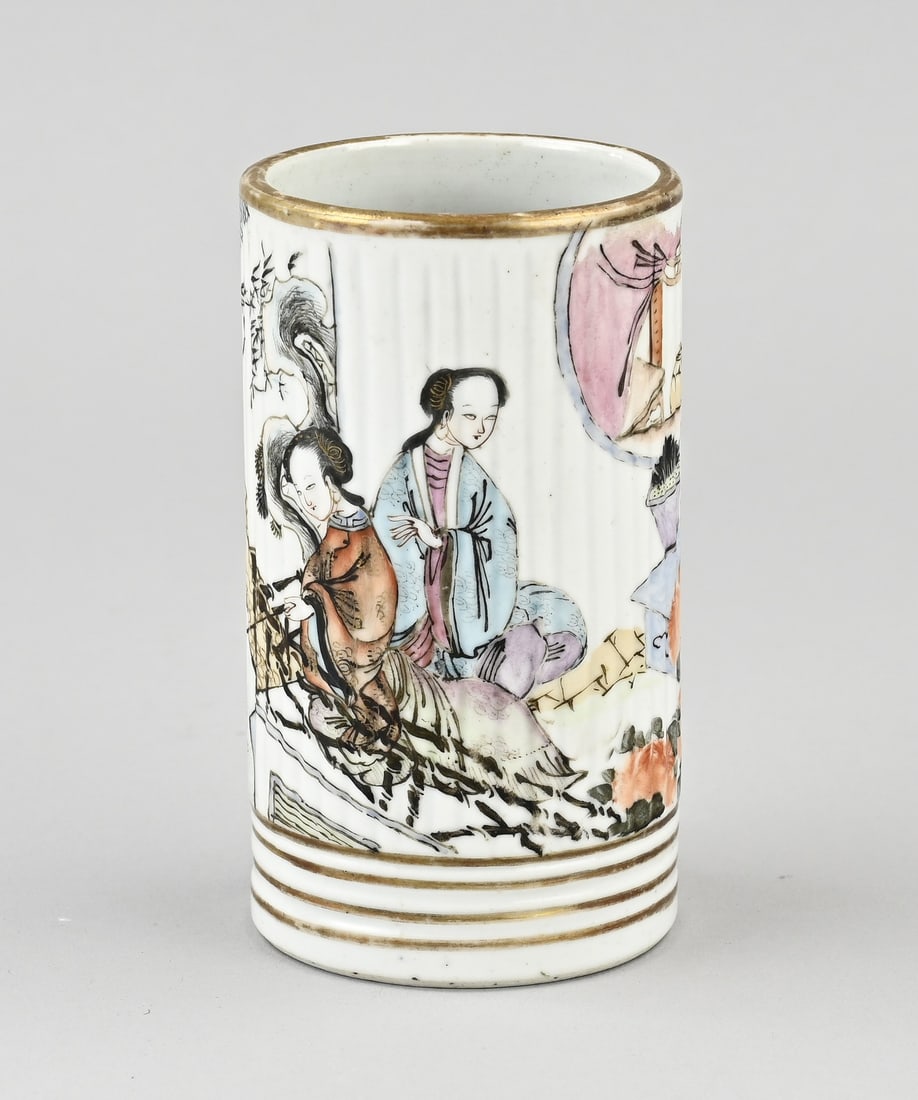 Chinese brush holder, 12.5 cm.: 19th-century Chinese porcelain Rose Family brush holder with gold decoration + geishas on a veranda. Base mark. Dimensions: 12.5 cm. In good condition.