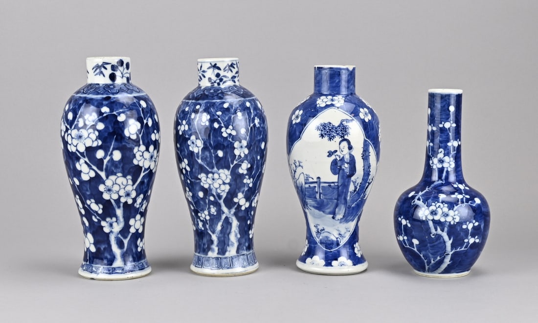 4x Chinese vase, H 20 - 23.5 cm.: Four 19th-century Chinese porcelain vases. 2x Prunus decoration with six-character base mark, good. 1x Pipe vase with Prunus decoration, double blue base ring. 1x Vase with geisha in garden decoration