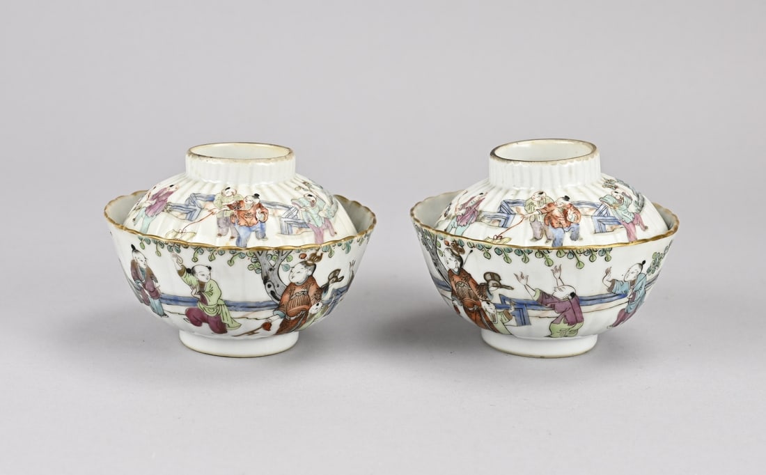 2x Rose Family lidded bowl: Two 19th-century Chinese porcelain Rose Family bowls with lids. Figures in a garden decor. Base mark. One bowl glued. One bowl in good condition. Dimensions: 8.5 x 10.5 cm. In fair/good condition.