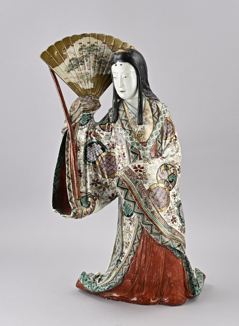 Oriental statue with fan: Large Japanese porcelain Satsuma figurine with gilding, of a geisha with a fan. Dimensions: H 56 cm. In good condition.