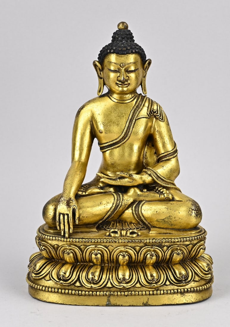 Chinese bronze Buddha, H 25.2 cm.: Antique Chinese bronze gilded Buddha in lotus position, with floral base mark. Dimensions: H 25.2 cm. In good condition.