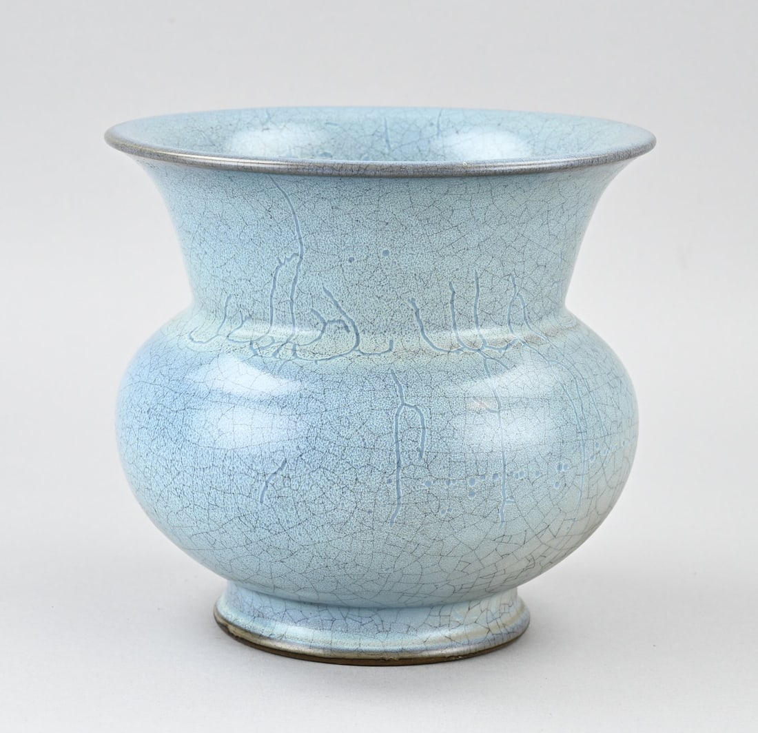 Celadon flower pot Ø 20 cm.: Chinese porcelain celadon flowerpot with drainage holes in the bottom. Original. With mark. Dimensions: H 18.4 x Ø 20 cm. In good condition.