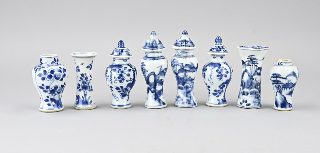 Lot of Chinese miniature vases (8x): Eight diverse Chinese porcelain miniature vases, Cheng Lung. 18th century. Dimensions: 8.5 x 13 cm. Chips. In reasonable condition.