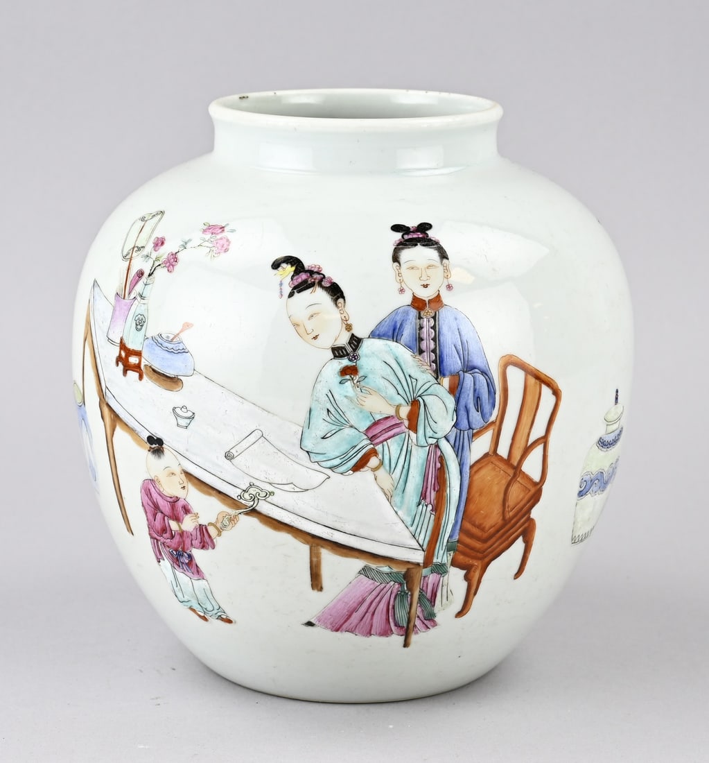 Family Rose vase, H 20 - Ø 18.4 cm.: Old Chinese porcelain Rose Family vase with geishas and jesters in an interior setting. Dimensions: H 20 - Ø 18.4 cm. In good condition.