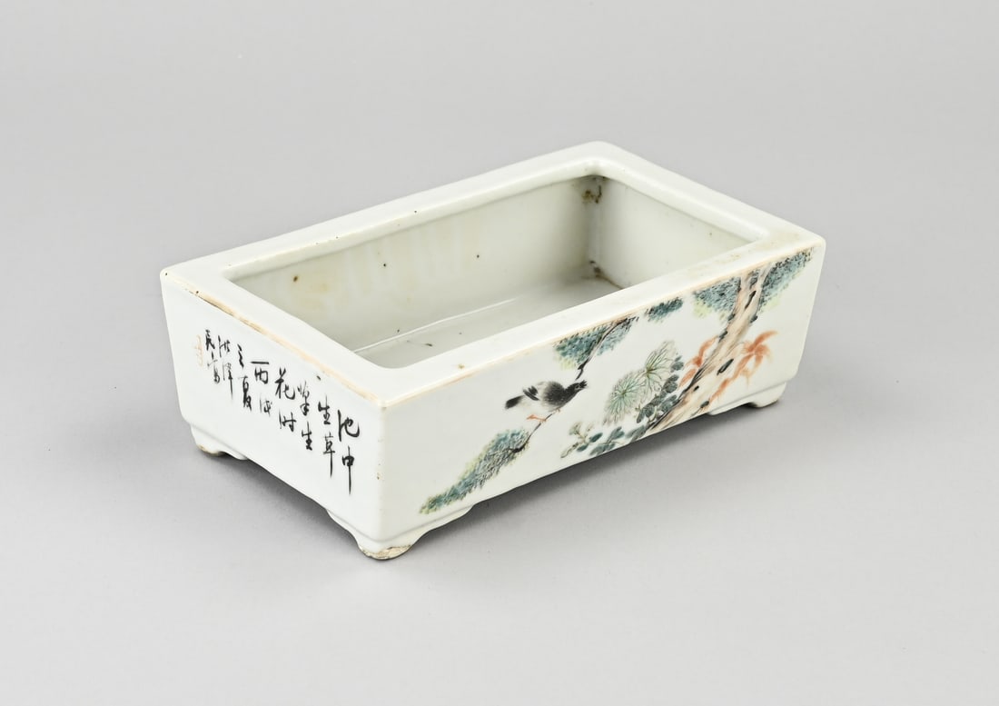 Chinese planter: 19th-century Chinese porcelain Rose Family planter with decoration of birds in a boscage + text. Dimensions: 19 x 12 x 6 cm. One leg slightly damaged. In good condition.