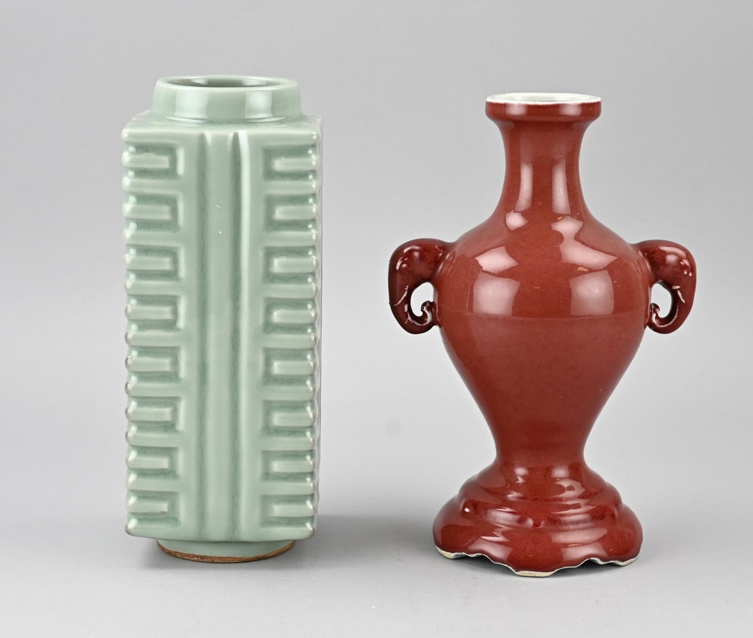 2x Chinese vase: Two old Chinese porcelain vases. 1x Celadon, square, with ridges. 1x Sang de boeuf with elephant heads + base mark. Dimensions: H 24 - 26 cm. In good condition.