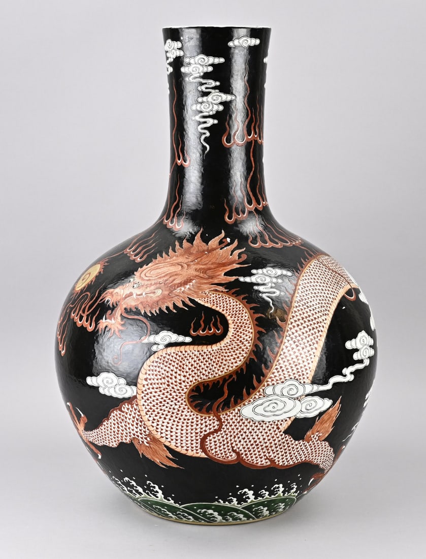 Large Chinese dragon vase, H 57.5 cm.: Very large Chinese porcelain dragon vase with black glaze. Base mark. Dimensions: H 57.5 cm. In good condition.