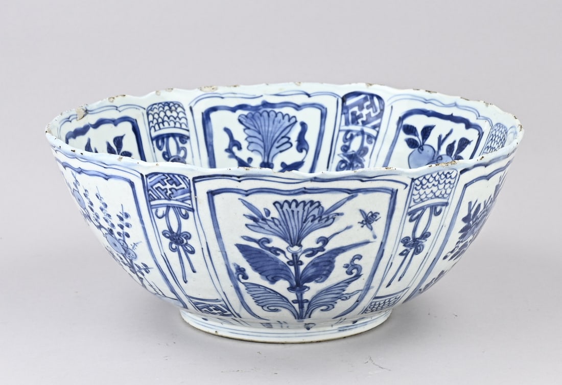 Chinese Wanli bowl Ø 35 cm.: Very large 17th-century Chinese Wanli Kraak porcelain bowl with floral/fruit/bird decoration. Contoured. Dimensions: H 15 x Ø 35 cm. A few chips. In good condition.