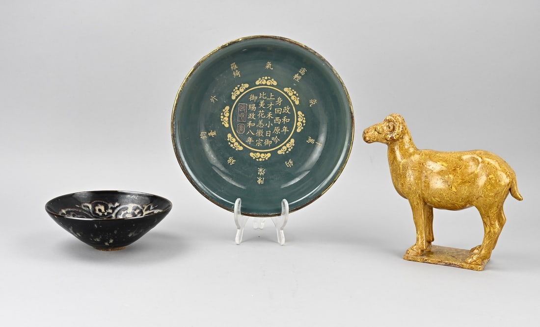 2x Chinese bowl + statue: Three pieces of Chinese earthenware. 1x Glazed terracotta figurine, ram. 1x Sung bowl with floral decoration. 1x Large bowl with text, gold + base mark. Dimensions: 16 x 24 cm. In good condition.
