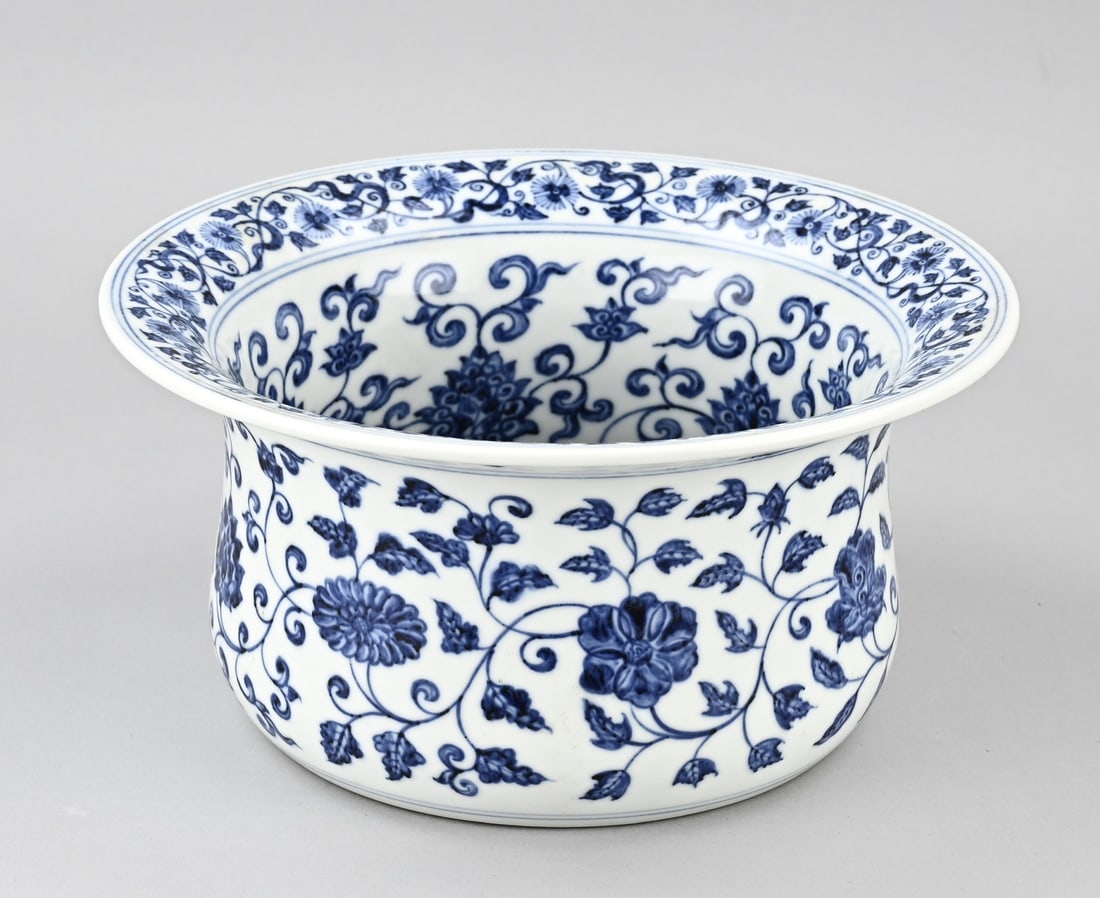 Chinese washbasin (blue/white) Ø 26.3 cm.: Old Chinese porcelain washbasin with floral/fruit tree decoration. Dimensions: H 13 x Ø 26.3 cm. In good condition.