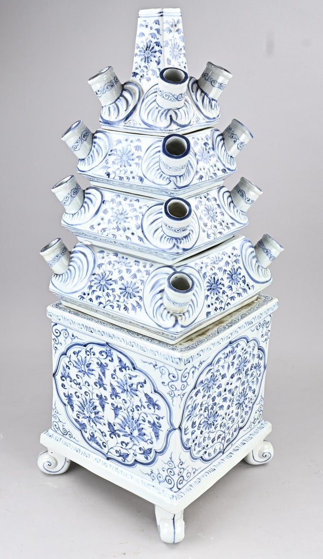Chinese tulip vase, 78 cm.: Large old five-piece Chinese porcelain tulip vase with floral decoration. Dimensions: H 78 cm. In good condition.