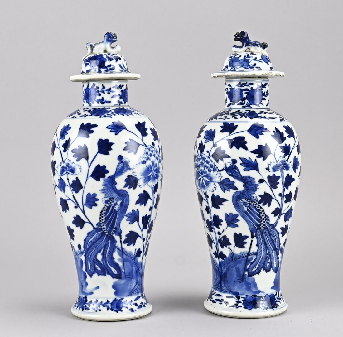 2x Chinese lidded vase, H 28 cm.: Two 19th-century Chinese porcelain lidded vases with garden/bird of paradise decoration. Four-character base mark. Dimensions: H 28 cm. Lids are attached, otherwise in good condition.