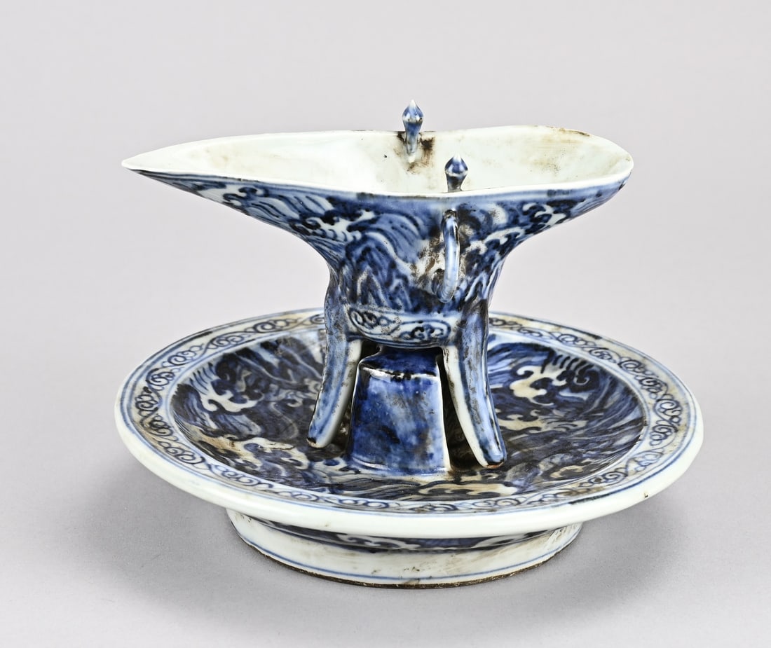 Chinese wine carafe + saucer: Chinese ritual porcelain wine carafe and saucer with branding/wave decoration. Six-character base mark. Dimensions: 14 x Ø 17.5 cm. In good condition.