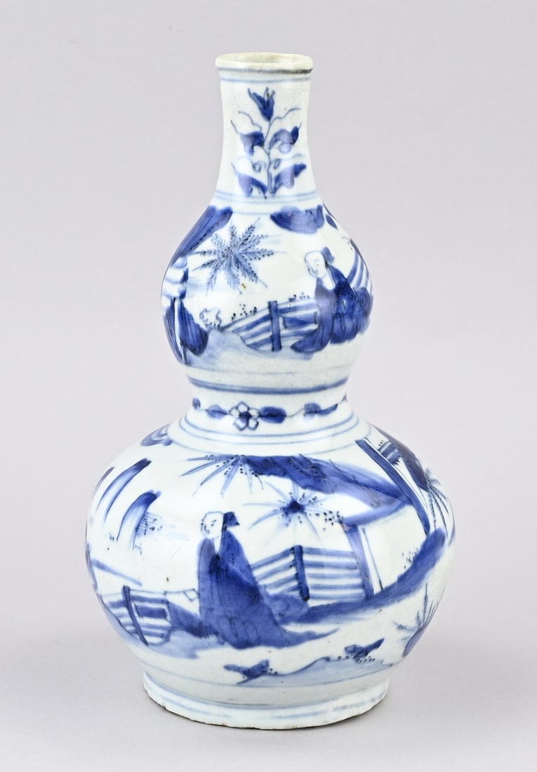 Chinese knobbed vase, H 28.2 cm.: 17th - 18th Century Chinese porcelain bulbous vase with figures in a garden and waterfall decor. Dimensions: H 28.2 cm. In good condition.