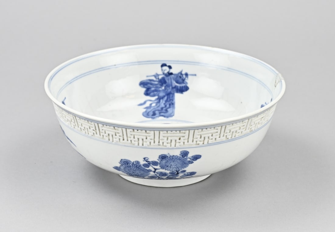 Antique Chinese bowl Ø 19 cm.: 17th - 18th Century Chinese porcelain Kang Xi bowl with floral/figurative and good luck symbol decoration. Shard glued. Dimensions: H 7.2 x Ø 19 cm. In reasonable condition.