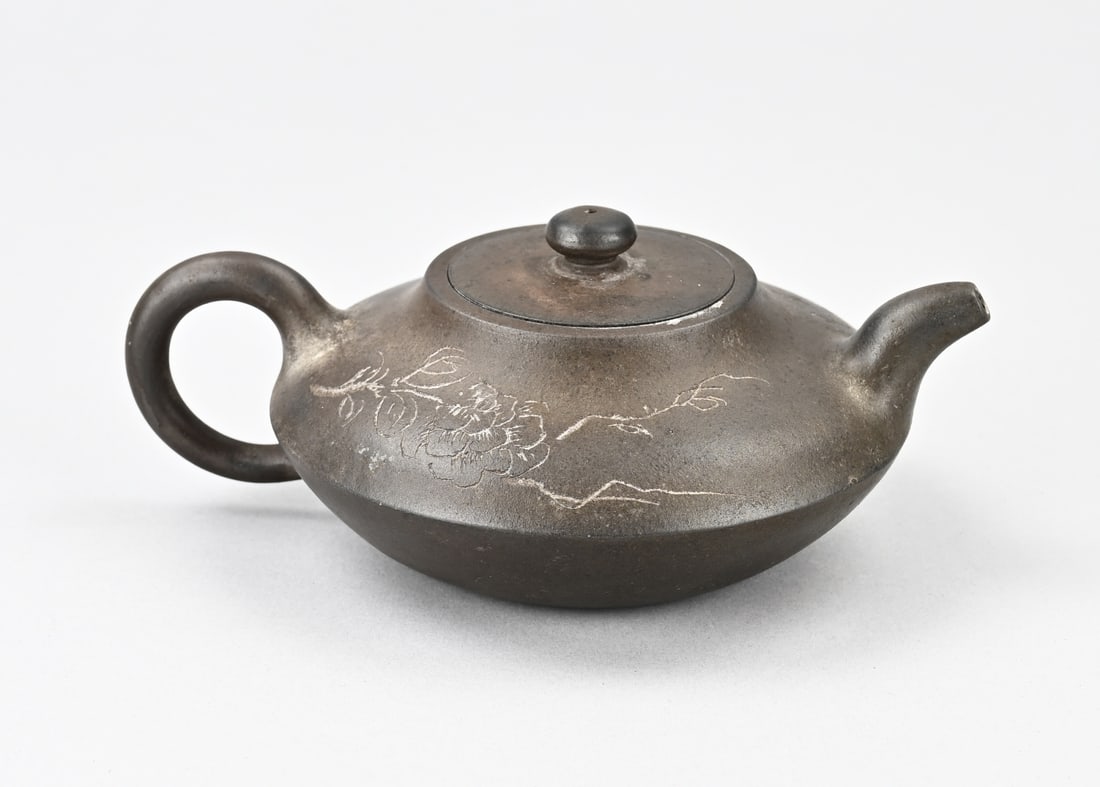 Yixing teapot Ø 13 cm. (1 of 3)