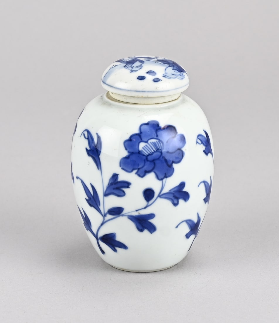 Chinese Kang Xi tea caddy: 18th-century Chinese porcelain tea caddy with floral/jester decoration. Dimensions: 10.5 cm. In good condition.