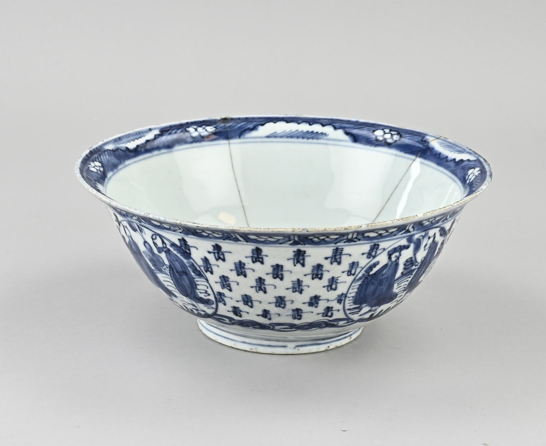Antique Chinese bowl Ø 22.7 cm.: 16th - 17th Century Chinese porcelain bowl with figurative/crane and character decoration. Dimensions: H 9.5 x Ø 22.7 cm. Glued. In reasonable condition.