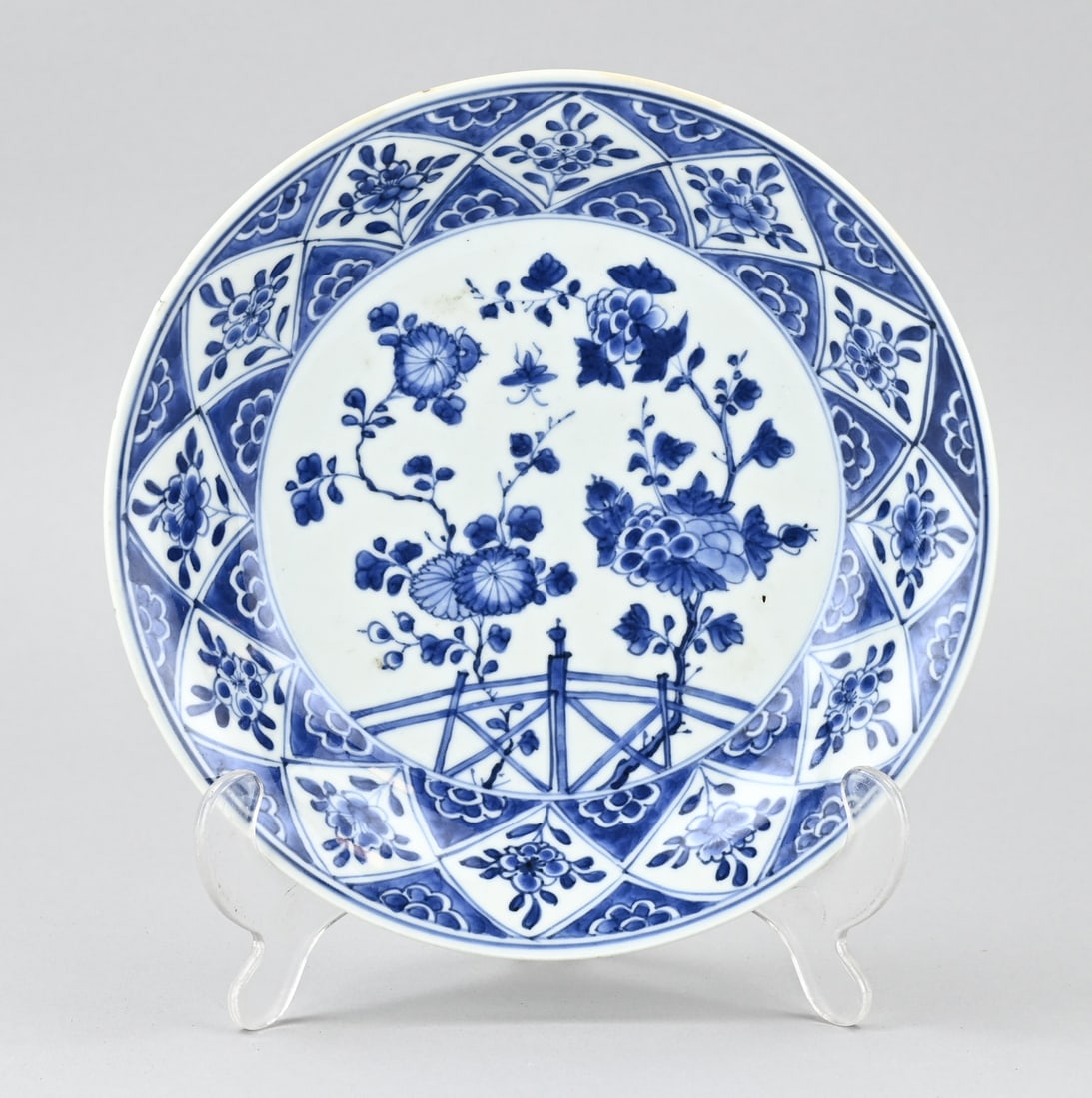 18th-century Chinese plate Ø 21 cm.: 18th-century Chinese porcelain Kang Xi plate with garden and flowers in a coulisse decoration. Slight rim chipping. Dimensions: Ø 21 cm. In good condition.