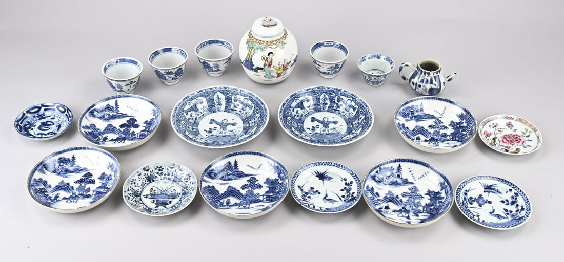 Lot of Chinese porcelain: Lot of various Chinese porcelain. Including: cups, saucers, teapot, ginger jar. 18th - 19th Century. Rose family, et cetera. Eleven pieces in good condition, the rest with hairline cracks/chips, etc.