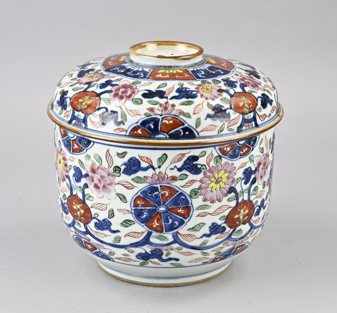 Chinese Imari lidded pot Ø 20.5 cm.: Large 18th-century Chinese porcelain Imari lidded jar with floral/gold decoration. Dimensions: H 22.5 x Ø 20.5 cm. One hairline crack. In fair/good condition.