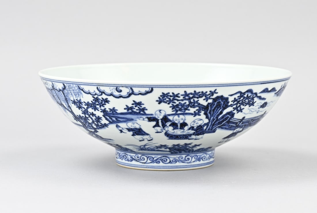 Chinese bowl (blue/white) Ø 19.6 cm.: Chinese porcelain bowl decorated with jesters playing in a garden. Six-character base mark. Dimensions: H 7.5 x Ø 19.6 cm. In good condition.