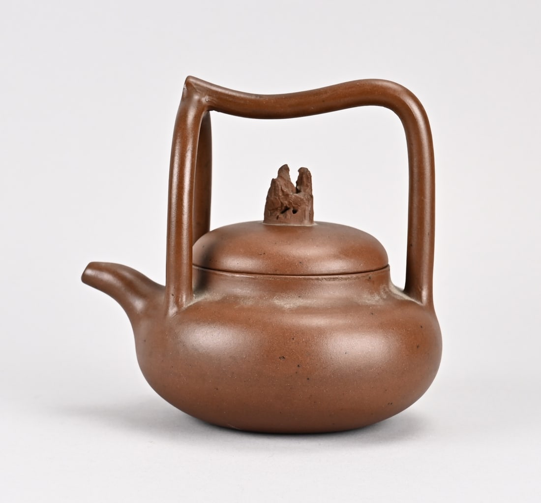 Yixing teapot Ø 12.5 cm.: Old/antique Chinese Yixing teapot with high handle. No base mark. Dimensions: 16 x 16 x Ø 12.5 cm. In good condition.
