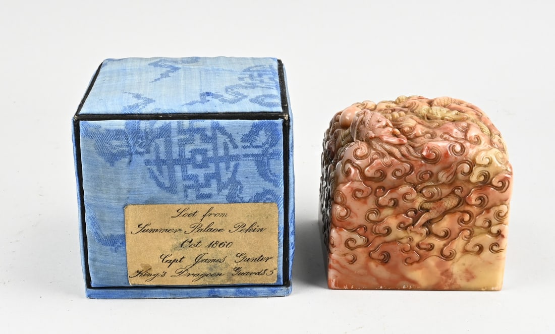 Large wax seal: Very large antique Chinese soapstone lacquer stamp with relief dragon decoration + signature. With storage case. Dimensions: 10.3 x 10.8 x 10.4 cm. In good condition.