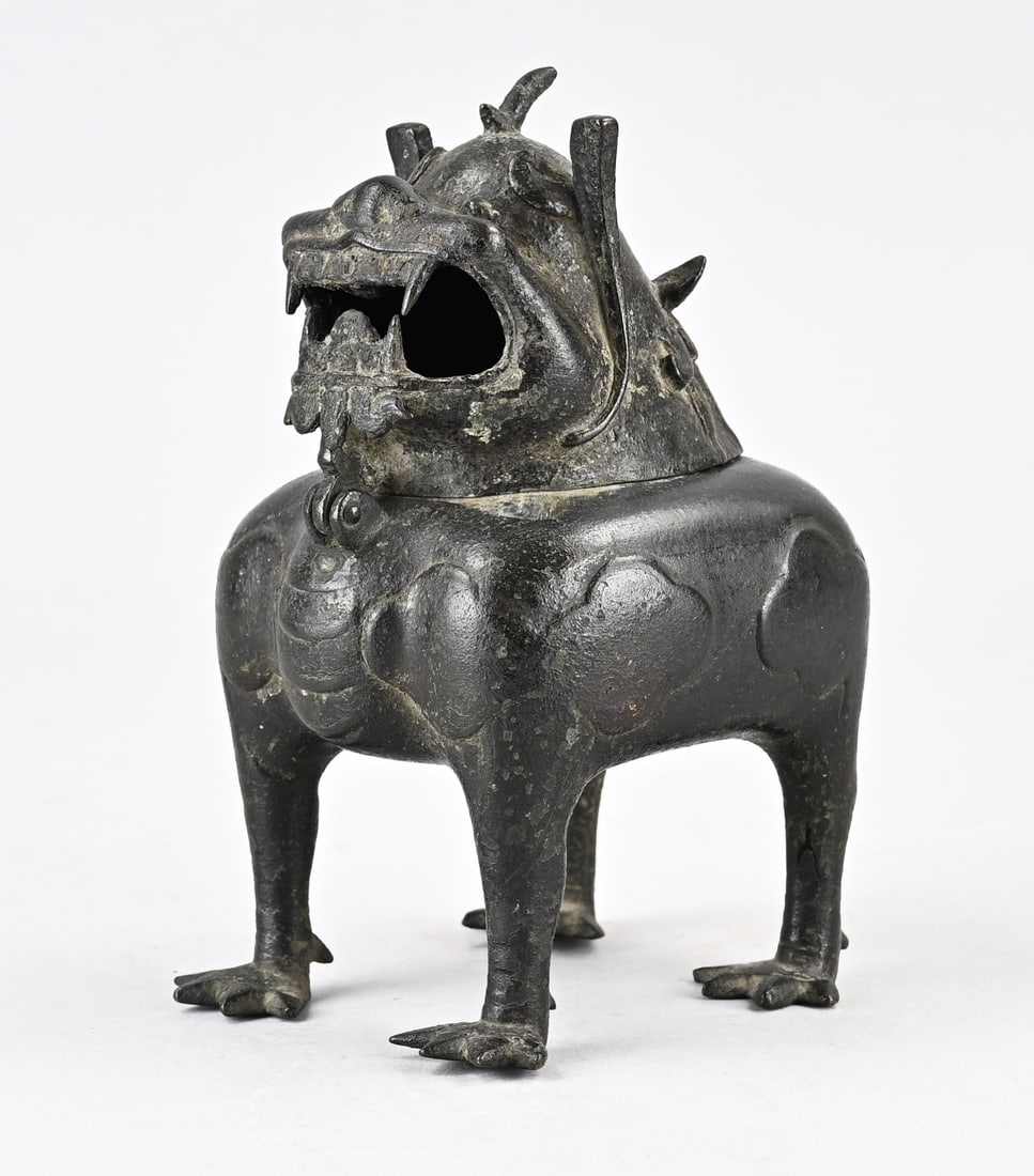 Bronze lidded box in the shape of a kylin (1 of 3)