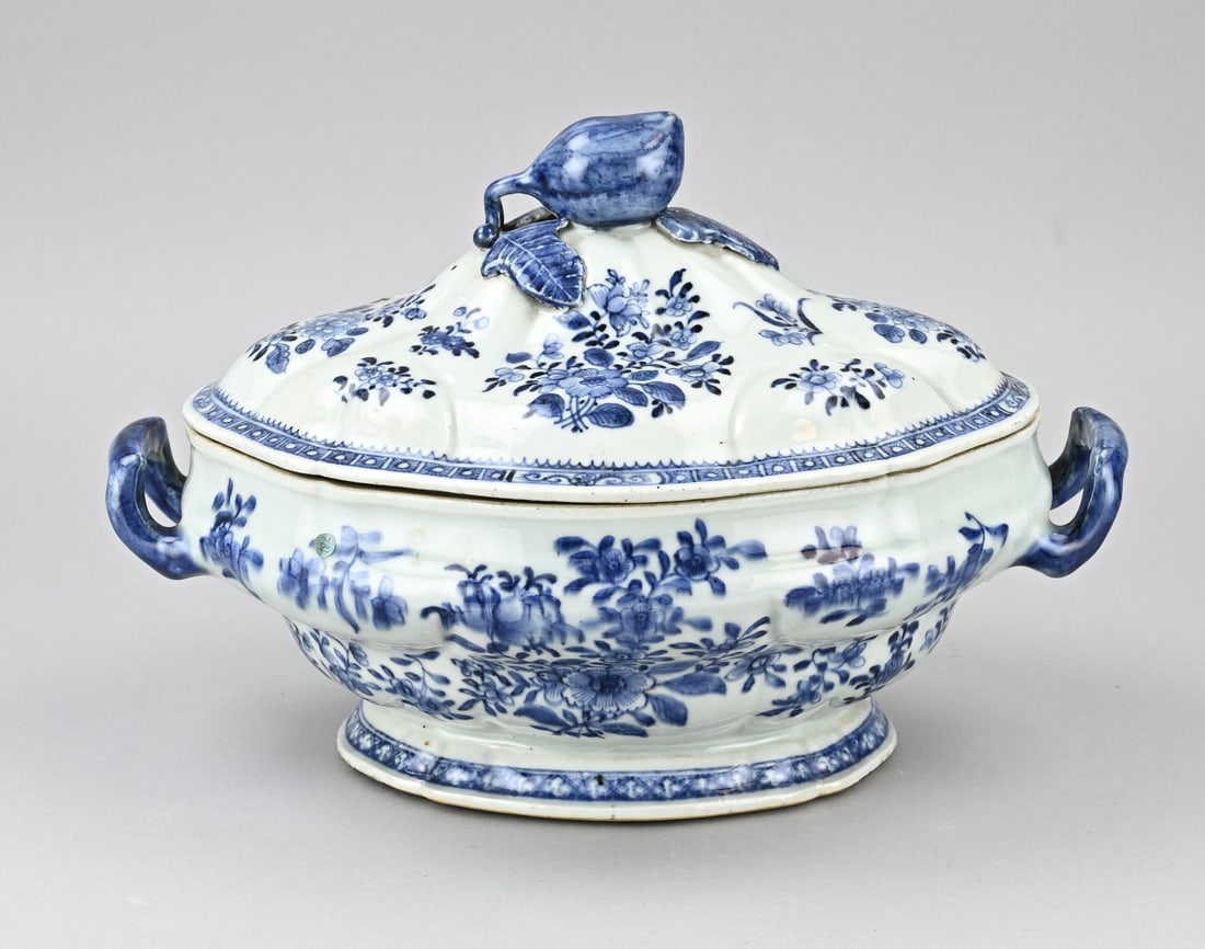 Chinese lidded bowl: 18th-century Chinese porcelain Cheng Lung lidded tureen with floral/peach decoration. Dimensions: 23 x 32 x 28 cm. In excellent condition.