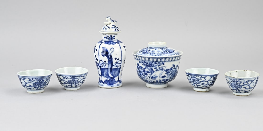 Lot of Chinese porcelain (6x): Six pieces of antique Chinese porcelain. Consisting of: 4x cups. 1x rice bowl + lid, with garden/text decoration, chip + hairline crack. 1x lidded vase with Lange Lijs decoration, one chip on the