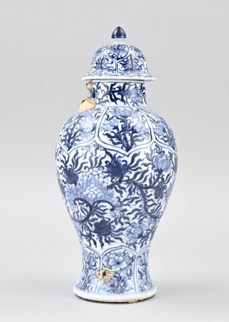 Cargo lidded vase (17th century): 17th-century Chinese Kang Xi lidded vase with stage-style decoration. Cargo find. Dimensions: H 25.5 cm. In good condition.