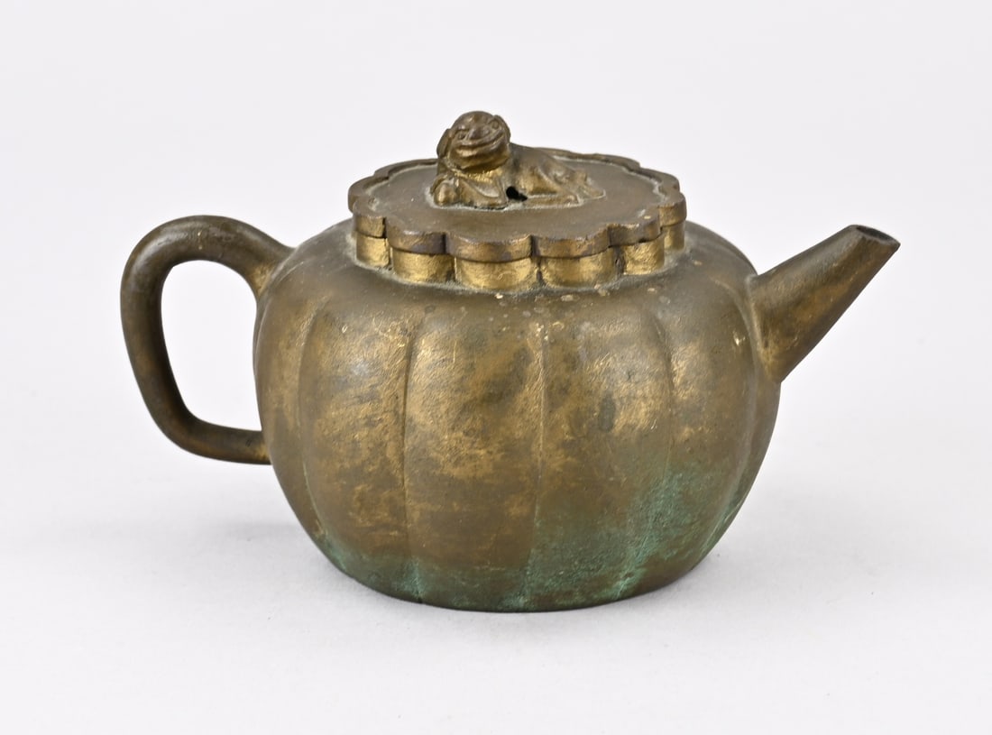 Chinese pumpkin (pumpkin): Old/antique, bronze-colored, Chinese pumpkin-shaped Yixing teapot with a bat on the lid. Dimensions: 16 x 10.7 x 10.2 cm. Lid rim damage. In fair/good condition.