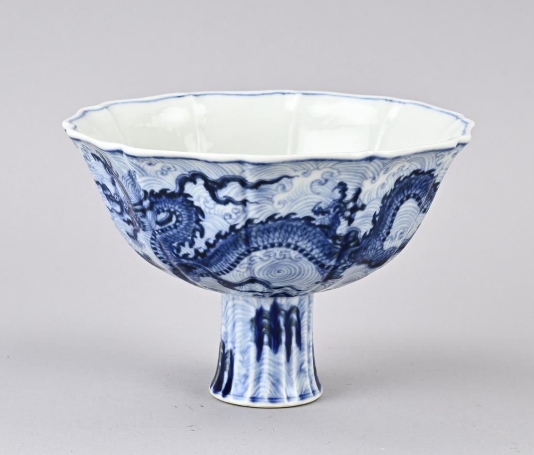 Chinese stem cup, Ø 17 cm.: Old Chinese porcelain contoured stem cup with dragon decoration + six-character base mark. Dimensions: 12.3 x Ø 17 cm. In good condition.
