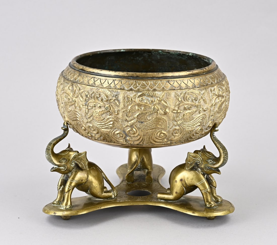 Tibetan/Indian offering bowl on base Ø 22 cm: Antique Tibetan/Indian bronze offering bowl with bird of paradise + three elephants (gilded). Dimensions: H 19.5 x Ø 21 cm. In good condition.