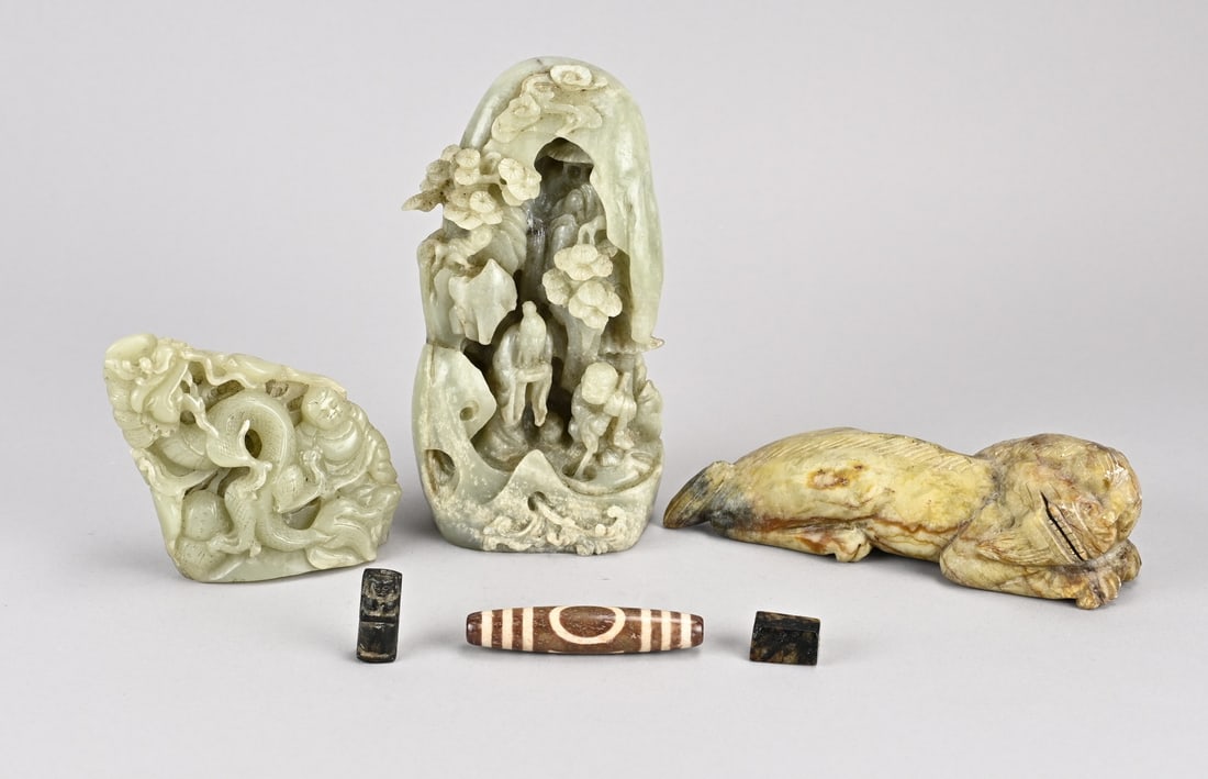Various old jade/natural stone: Six pieces of various old/antique jade/natural stone. Including: kylin, dragon carving, rock carving, figures + Tibetan beads. Dimensions: 2.5 - 17 cm. In good condition.