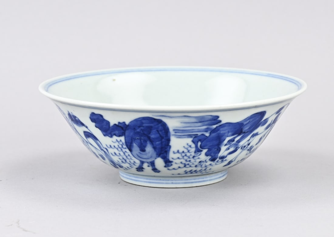 Chinese bowl (blue/white) Ø 17 cm.: Old Chinese porcelain bowl with horse decoration. Six-character base mark. Dimensions: H 6 x Ø 17 cm. In good condition.