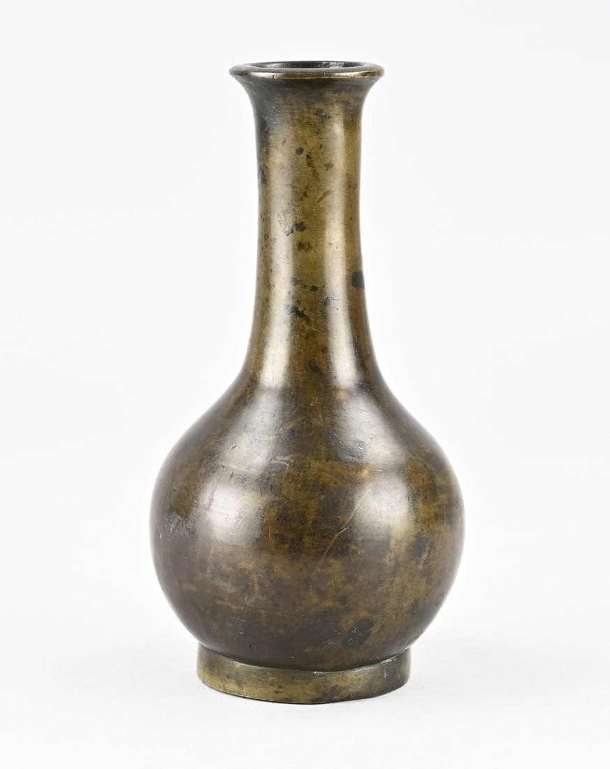 Chinese bronze Xuande vase, H 17.7 cm. (1 of 2)