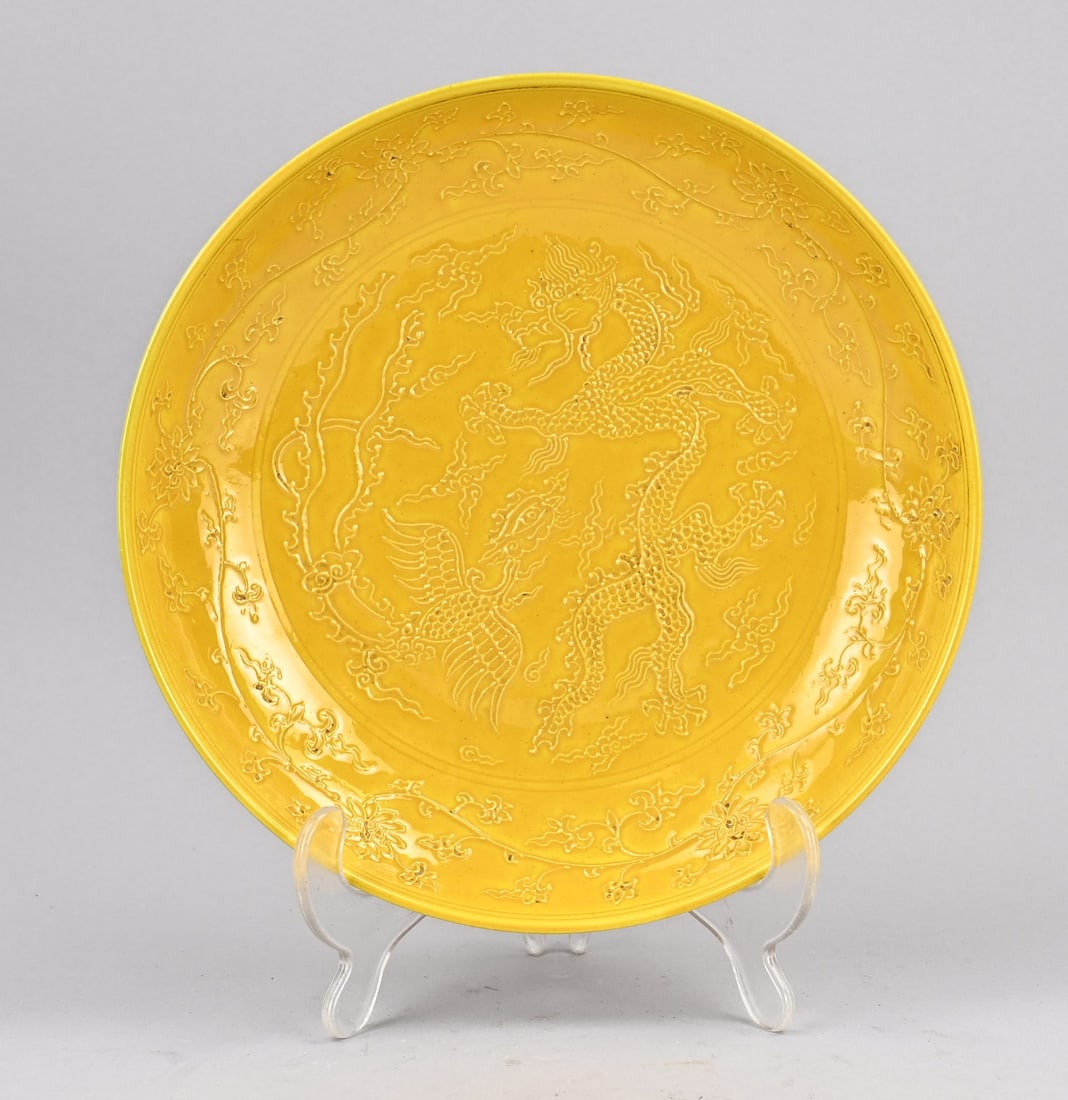 Chinese dish Ø 22.5 cm.: Chinese porcelain plate with dragon/phoenix relief decoration. Six-character base mark. Dimensions: Ø 22.5 cm. In good condition.