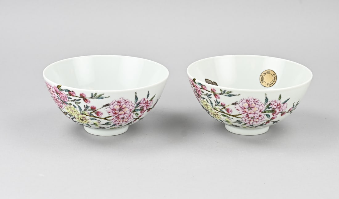 2x Chin. Family Rose bowl Ø 14.3 cm.: Two Chinese porcelain Family Rose bowls with peony/butterfly decoration. Six-character base mark. Dimensions: H 7 x Ø 14.3 cm. In good condition.