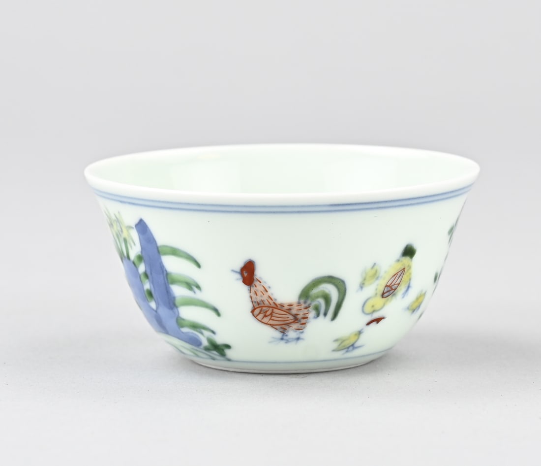 Chinese chicken cup: Chinese porcelain Doucai chicken cup with base mark. Dimensions: H 4 x Ø 8.2 cm. In good condition.