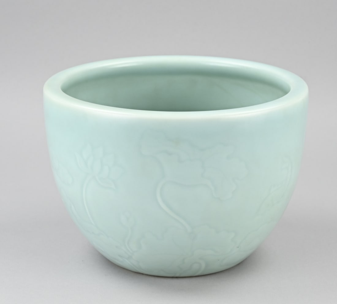 Chinese flower pot (celadon) Ø 24.5 cm.: Old Chinese porcelain celadon flowerpot with water lily decoration. Base mark. Dimensions: H 17 x Ø 24.5 cm. In good condition.