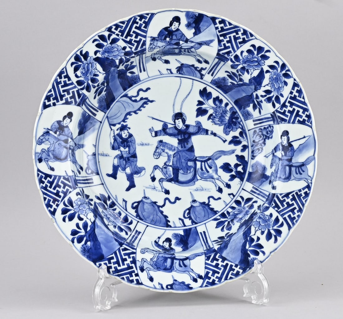 Deep Kang Xi dish Ø 35 cm.: Large, deep, 17th-18th century Chinese porcelain Kang Xi dish with rare Chinese Amazonian decorations. Base mark. Dimensions: Ø 35 cm. Restored. Hairline crack retouched. In good condition.