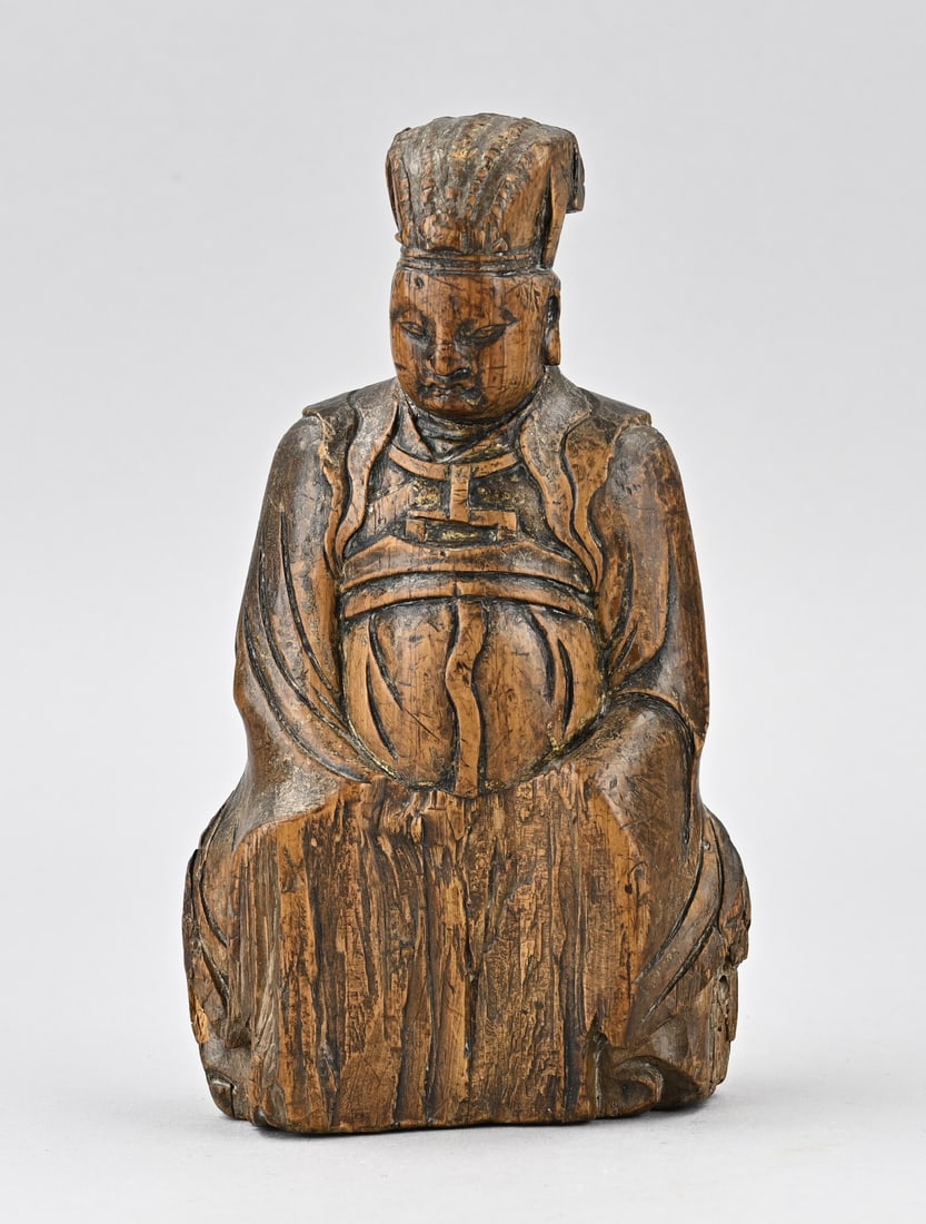 Chinese altar figure, H 19 cm.: 16th - 17th Century Chinese wood-carved Ming altar figure, with verso reliquary. Dimensions: H 19 cm. In good condition.
