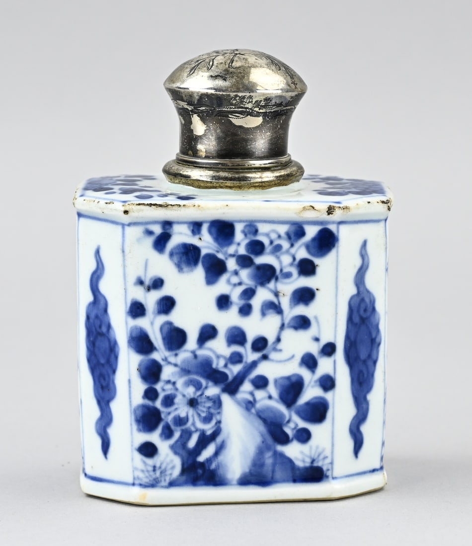 Chinese tea caddy with silver lid: 18th-century Chinese porcelain tea caddy with garden decor + silver lid. Dimensions: 12.5 x 9 x 6.2 cm. In good condition.