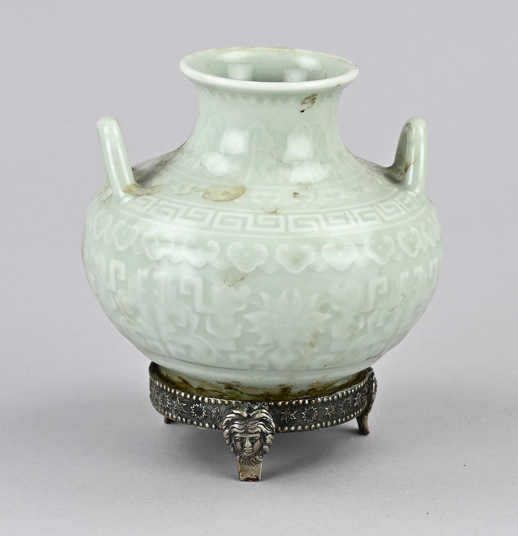Celadon vase (Cheng Lung): Antique Chinese celadon ear vase with Cheng Lung base mark. Dimensions: H 11 cm. In good condition.
